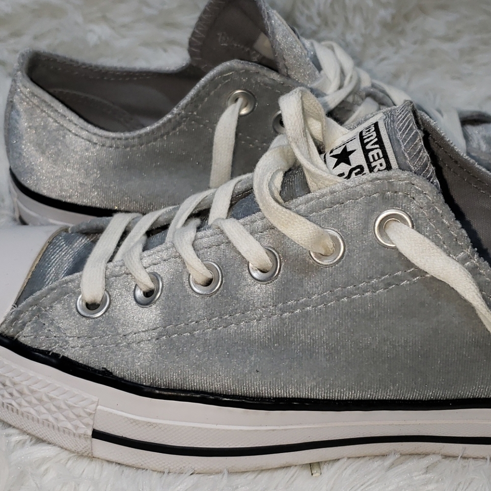 Converse Women's Gray velvet sneakers 7.5 - Picture 4 of 4